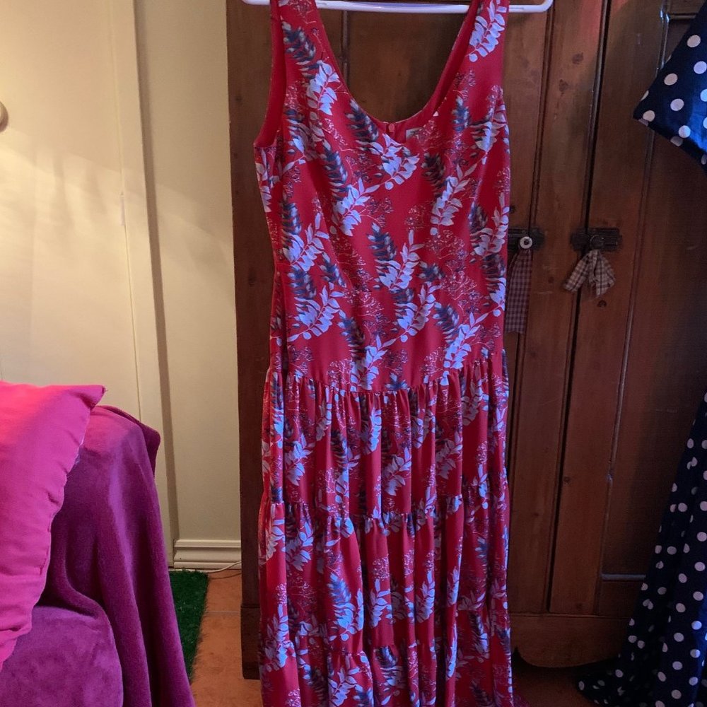 Tristan Dress. Size6. Floral red, blue, turquoise, lilas. Like new.